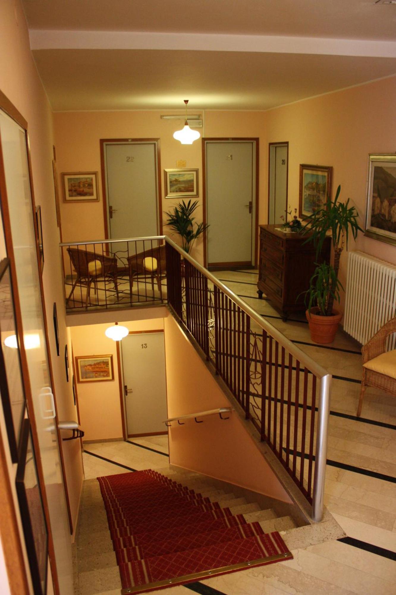 Albergo Riva Reno Di Leggiuno Ngoại thất bức ảnh