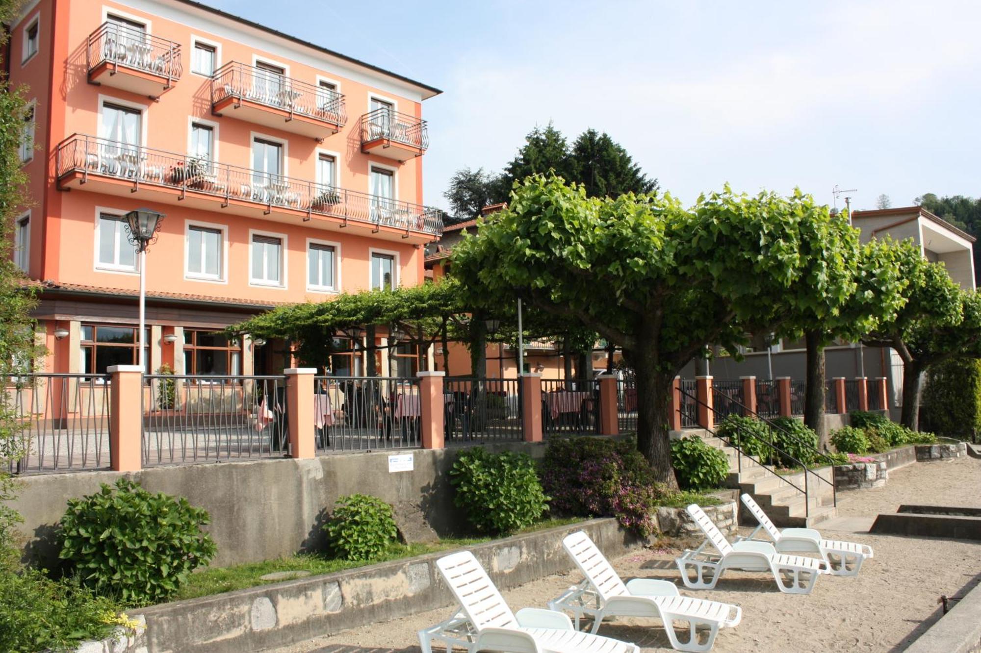 Albergo Riva Reno Di Leggiuno Ngoại thất bức ảnh