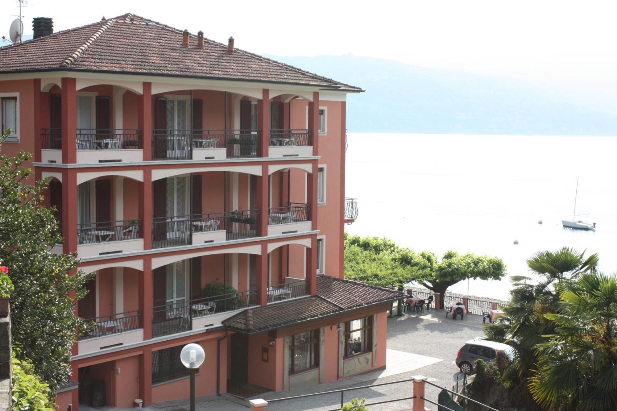 Albergo Riva Reno Di Leggiuno Ngoại thất bức ảnh