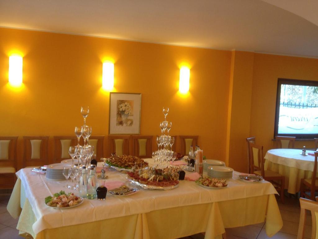Albergo Riva Reno Di Leggiuno Ngoại thất bức ảnh