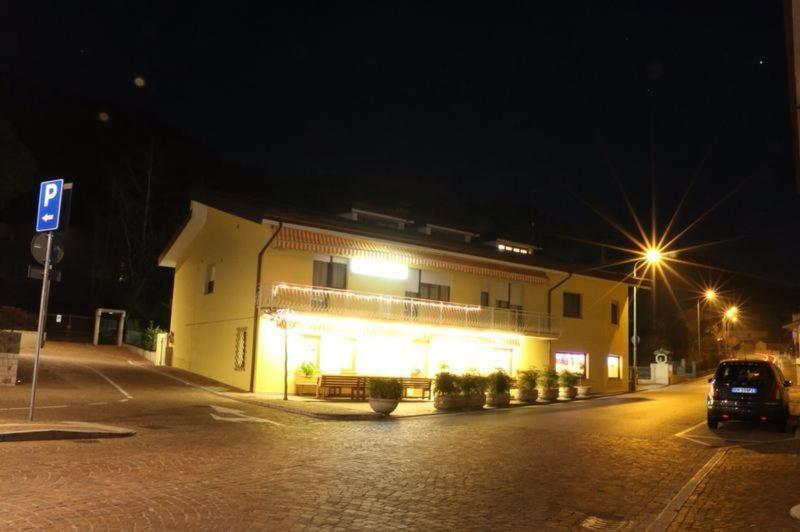 Albergo Riva Reno Di Leggiuno Ngoại thất bức ảnh