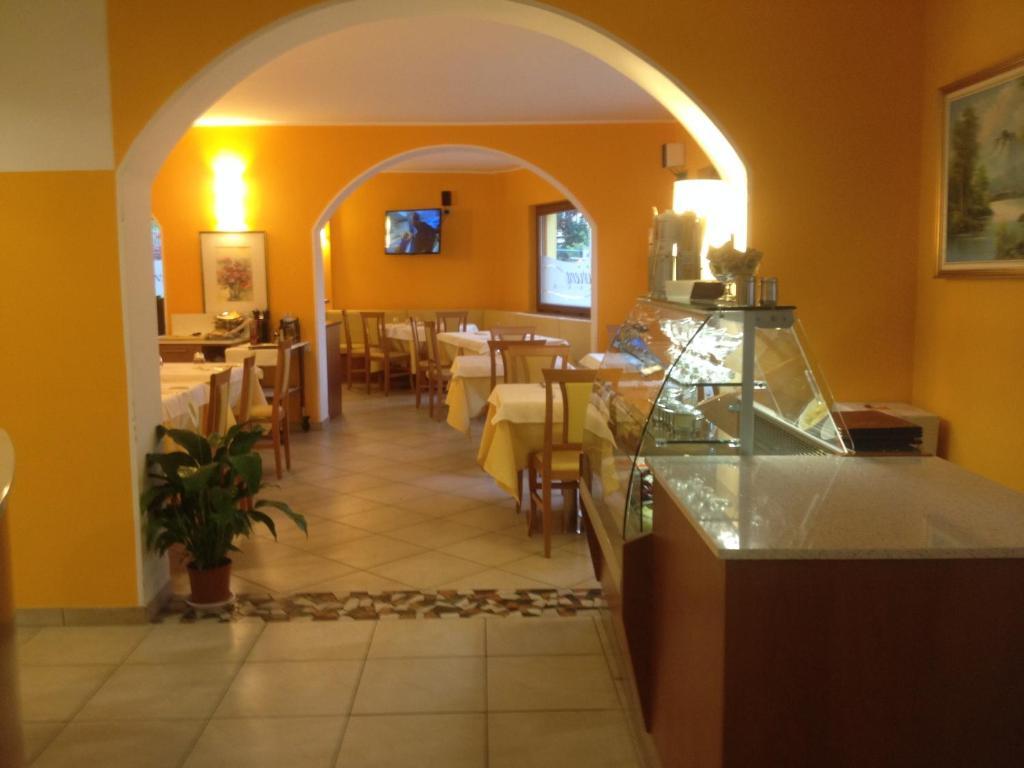 Albergo Riva Reno Di Leggiuno Ngoại thất bức ảnh