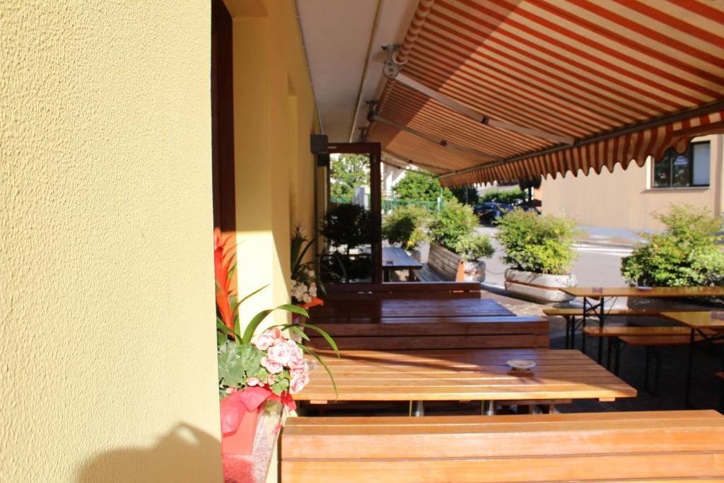 Albergo Riva Reno Di Leggiuno Ngoại thất bức ảnh