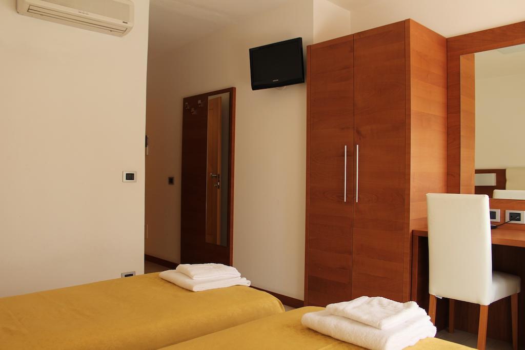 Albergo Riva Reno Di Leggiuno Ngoại thất bức ảnh